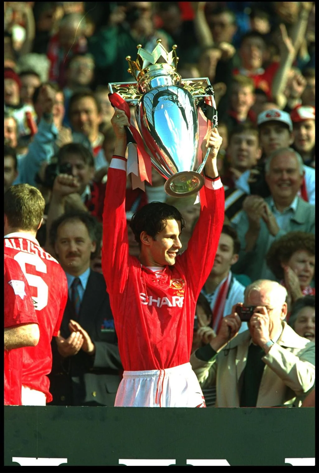 Manchester United nâng cúp Premier League đầu tiên mùa 1992-93 — kết thúc 26 năm chờ đợi